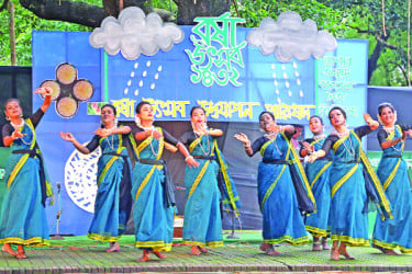 নানা আয়োজনে বর্ষাবরণ