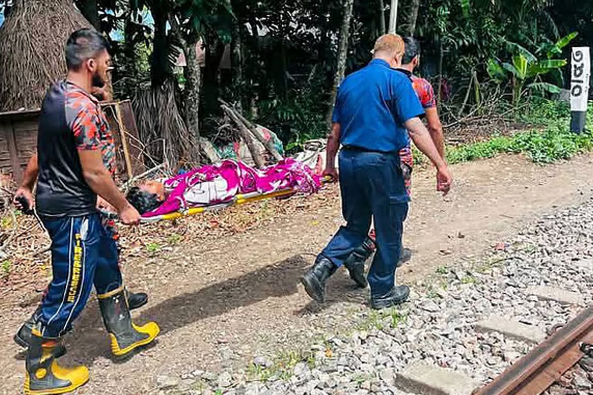 ট্রেনের ছাদে এক বগি থেকে আরেক বগিতে দৌড়ানোর সময় পড়ে পা হারাল কিশোর