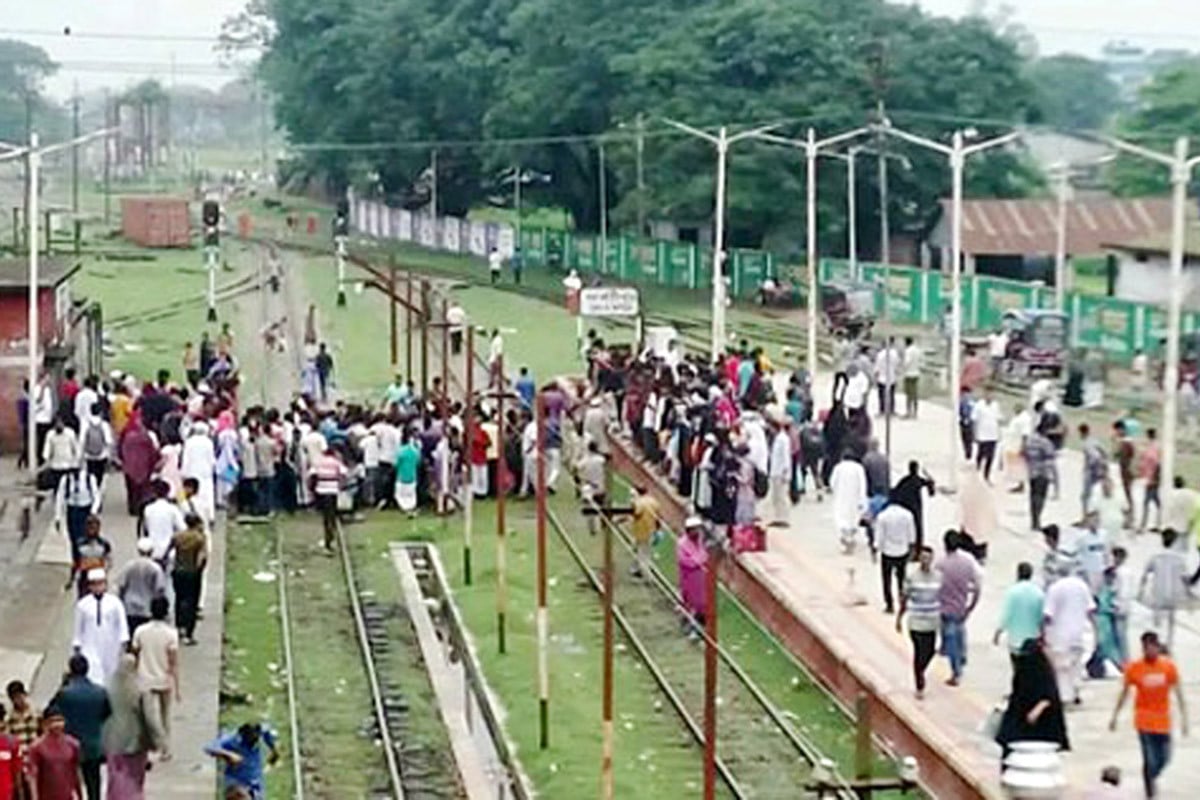 পার্বতীপুরে চলন্ত ট্রেনের ছাদ থেকে পড়ে তরুণের মৃত্যু