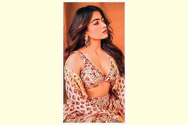 লজ্জায় লাল রাশমিকা...