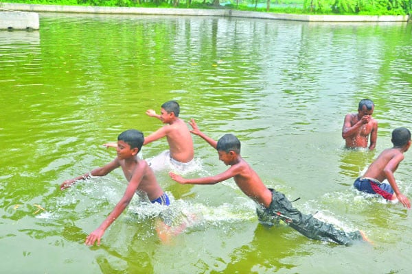 ভ্যাপসা গরমে হাঁসফাঁস জনপদ, স্বস্তির খোঁজে জলকেলি