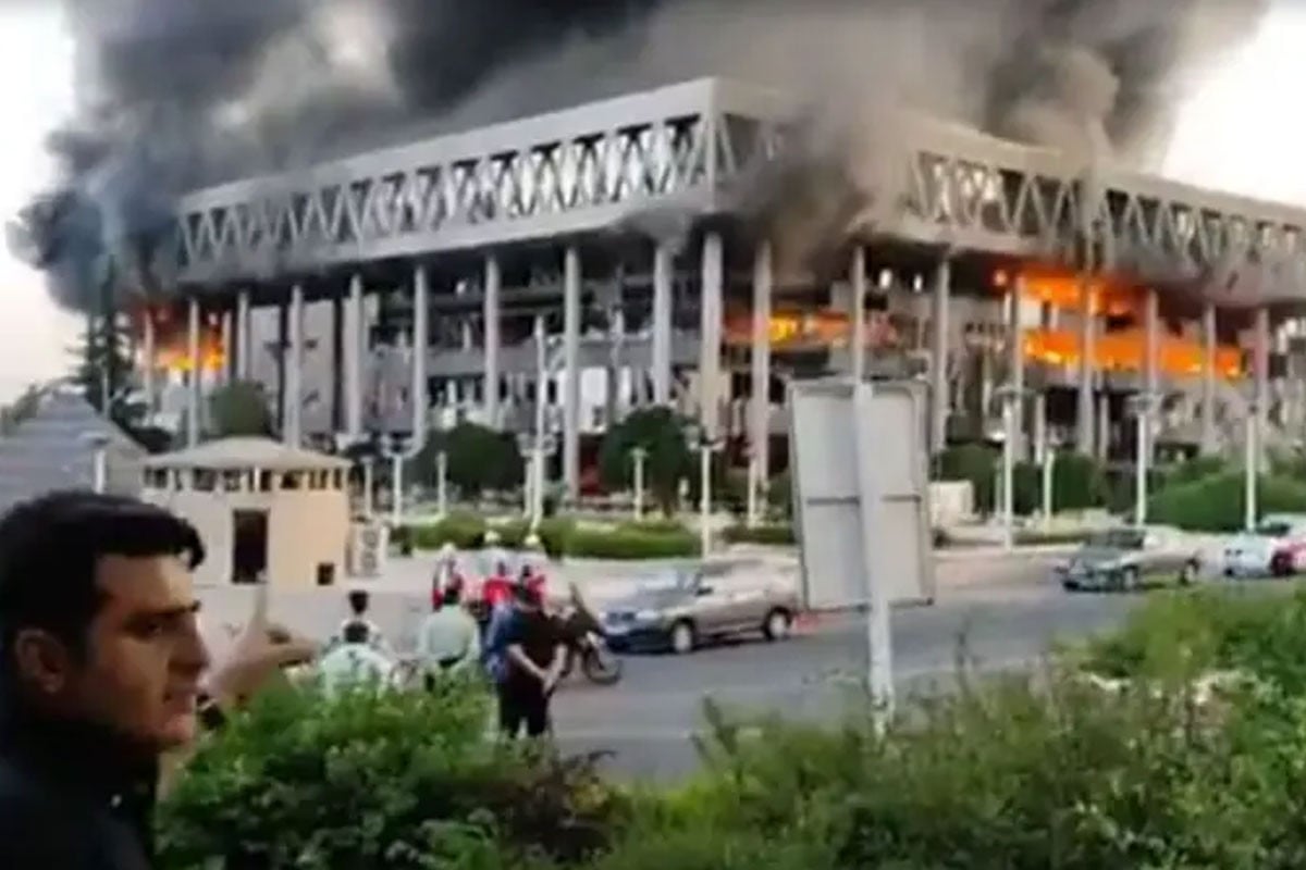 তেহরানে ইরানের রাষ্ট্রীয় টেলিভিশনে ইসরায়েলের হামলা