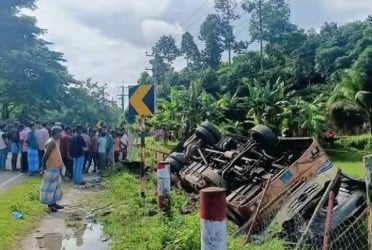 কক্সবাজারে বাস-কাভার্ডভ্যানের সংঘর্ষে নিহত ৩