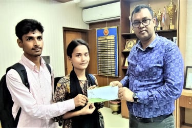 ঢাবি ভর্তিতে নওগাঁ জেলা প্রশাসন কর্তৃক সহায়তা পেল দুই শিক্ষার্থী