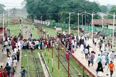 পার্বতীপুরে চলন্ত ট্রেনের ছাদ থেকে পড়ে তরুণের মৃত্যু
