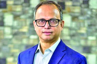 পোশাকশিল্পের নতুন চ্যালেঞ্জ যুদ্ধ