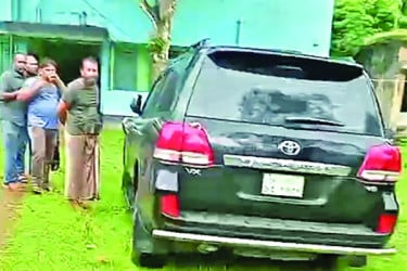 সাবেক প্রতিমন্ত্রী মোতাহারের কোটি টাকার গাড়িসহ দুজন আটক