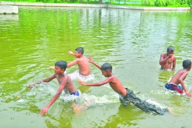 ভ্যাপসা গরমে হাঁসফাঁস জনপদ, স্বস্তির খোঁজে জলকেলি