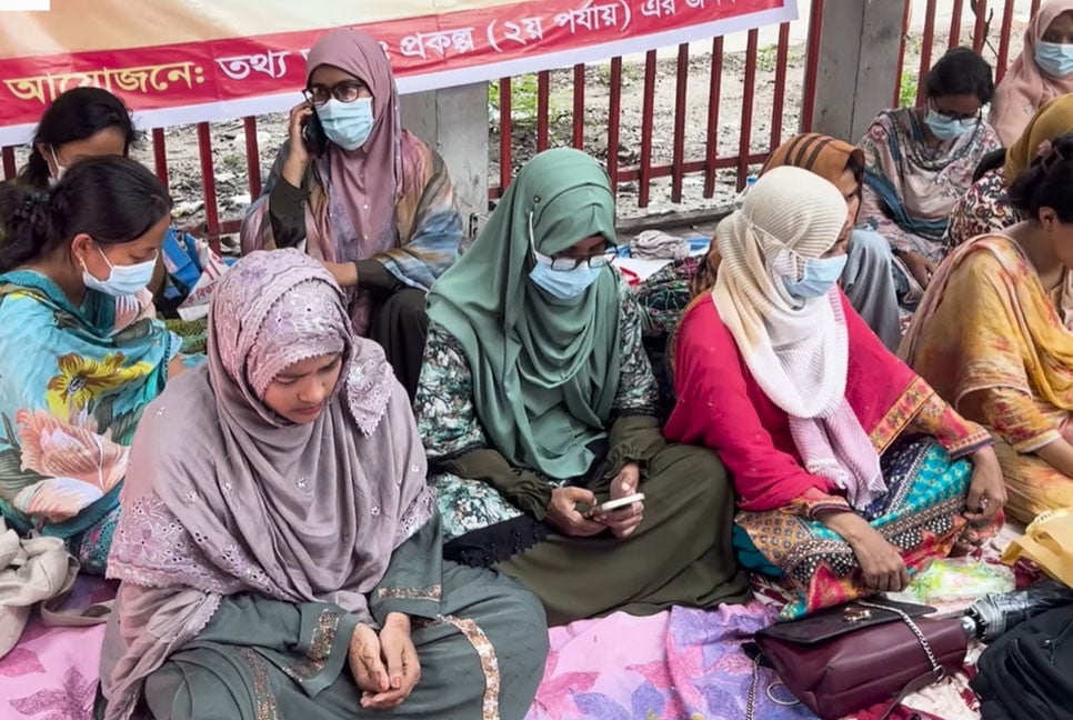 ২১ দিন ধরে অবস্থান কর্মসূচিতে ‘তথ্য আপা’ কর্মীরা