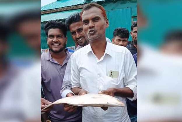 মেঘনায় ধরা পড়লো সাড়ে ৩ কেজির ইলিশ