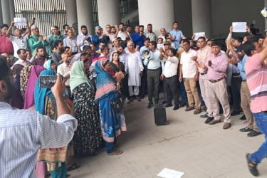 সচিবালয়ে আজও বিক্ষোভ করছেন কর্মকর্তা-কর্মচারীরা