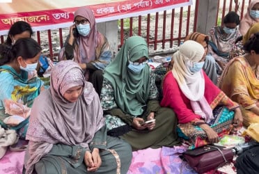 ২১ দিন ধরে অবস্থান কর্মসূচিতে ‘তথ্য আপা’ কর্মীরা