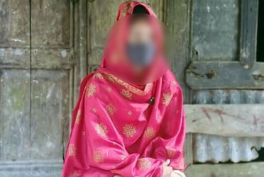 স্ত্রীর স্বীকৃতি দাবিতে সৌদি প্রবাসীর বাড়িতে তরুণীর অনশন