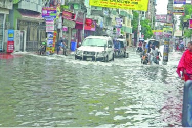 বর্ষার শুরুতেই পানিতে ডুবুডুবু খুলনা