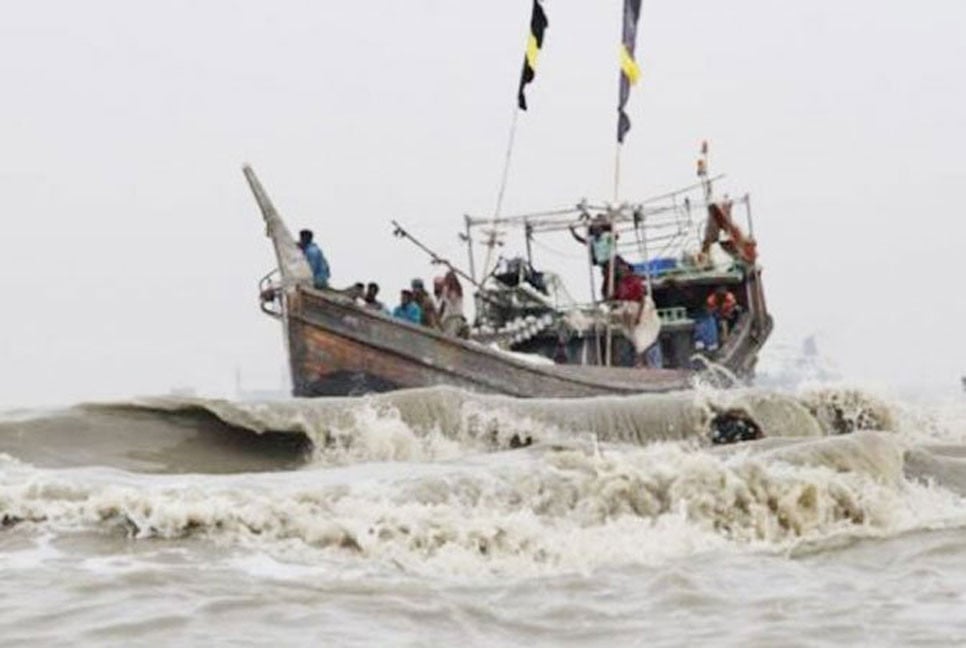 বঙ্গোপসাগরে ১৮ ঘণ্টা ভেসে থাকার পর জীবিত উদ্ধার ৪ জেলে
