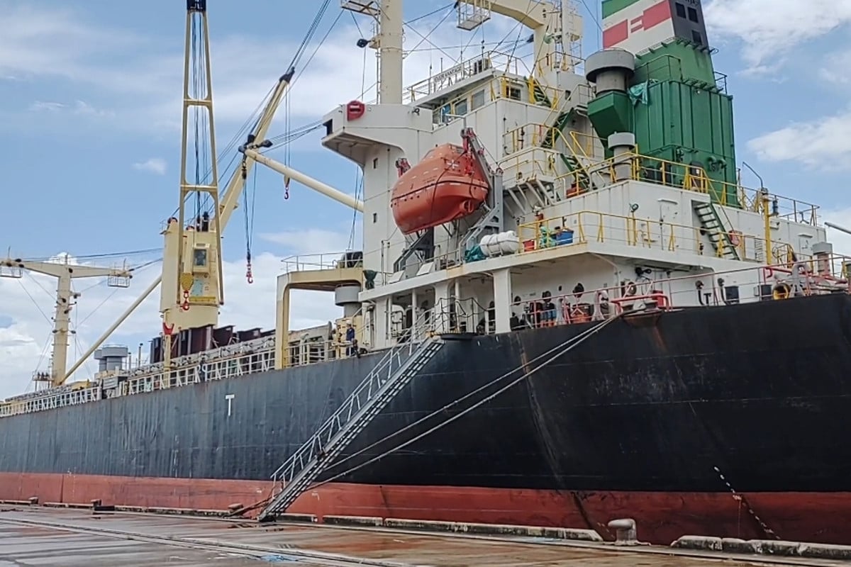 মোংলা বন্দরে চাল ও সারবাহী জাহাজের কার্যক্রম বন্ধ