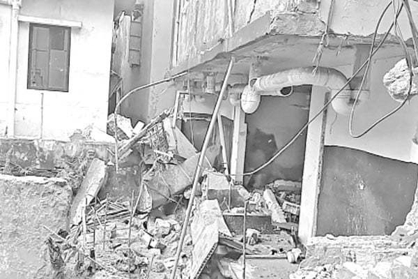গ্যাস লিকেজ থেকে বিস্ফোরণে ভবনে ধস : দগ্ধ ৬