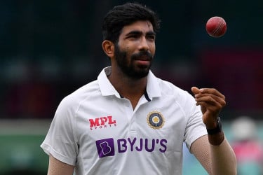 টেস্টে অধিনায়কত্বের প্রস্তাব পেয়ে কেন ফিরিয়ে দেন বুমরাহ?
