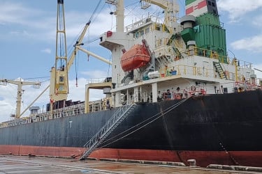 মোংলা বন্দরে চাল ও সারবাহী জাহাজের কার্যক্রম বন্ধ