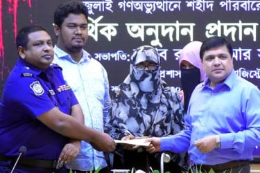লক্ষ্মীপুরে ১৭ জন জুলাই শহীদ পরিবার পেলেন আর্থিক অনুদান