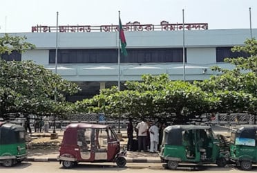 ১১ লাখ টাকার সিগারেট, মোবাইল আটক বিমানবন্দরে