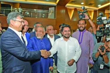 ঐক্যের বৈঠকে যত ঘটনা