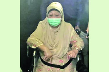হাসপাতালে স্বাস্থ্য পরীক্ষা করালেন খালেদা জিয়া