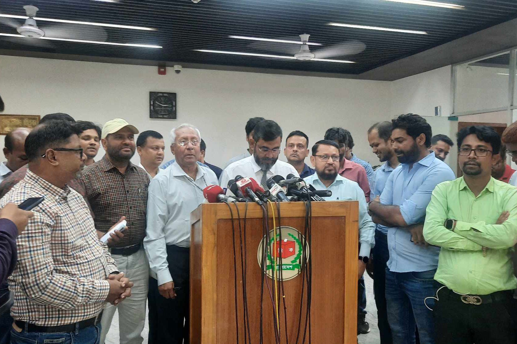 দল ও প্রার্থীর আচরণবিধি চূড়ান্ত, নির্বাচনে ব্যবহৃত হবে না পোস্টার: ইসি