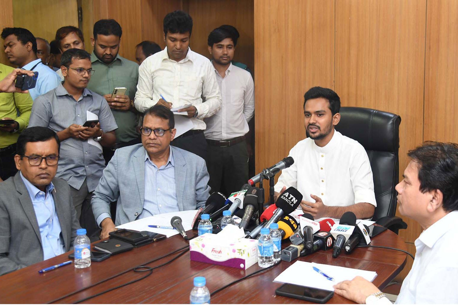 ডিএসসিসিতে যেভাবে নাগরিক সেবা বিঘ্নিত হচ্ছে, আর বসে থাকার সুযোগ নেই: আসিফ মাহমুদ