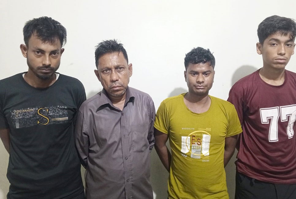 বগুড়ায় ৮ লাখ ২৬ হাজার নকল
ব্যান্ডরোলসহ ৪ জন গ্রেফতার