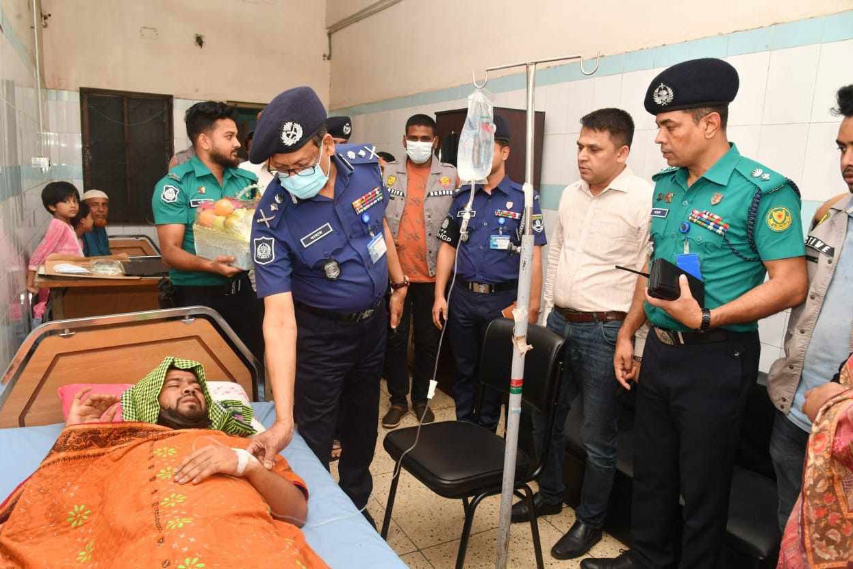 আহত পুলিশ সদস্যদের শয্যাপাশে আইজিপি