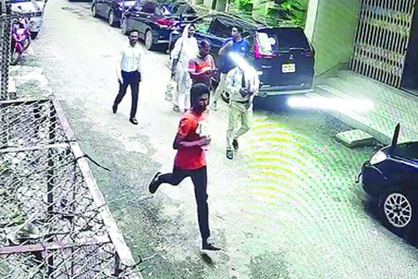 পুলিশকে মারধর করে পালালেন হত্যার আসামি