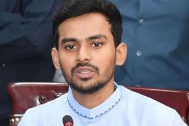 ডিএসসিসিতে যেভাবে নাগরিক সেবা বিঘ্নিত হচ্ছে, আর বসে থাকার সুযোগ নেই: আসিফ মাহমুদ