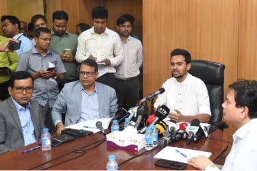 ডিএসসিসিতে যেভাবে নাগরিক সেবা বিঘ্নিত হচ্ছে, আর বসে থাকার সুযোগ নেই: আসিফ মাহমুদ