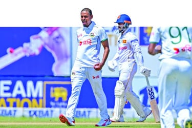 গলে ব্যাটারদের দাপট অব্যাহত