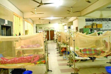 মুগদা মেডিকেলে মশারি টাঙিয়ে চলছে চিকিৎসা