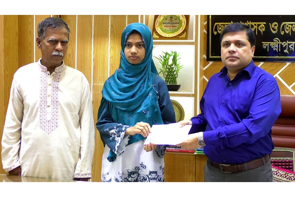 মেধাবী শিক্ষার্থী মালিহার দায়িত্ব নিলেন লক্ষ্মীপুরের ডিসি