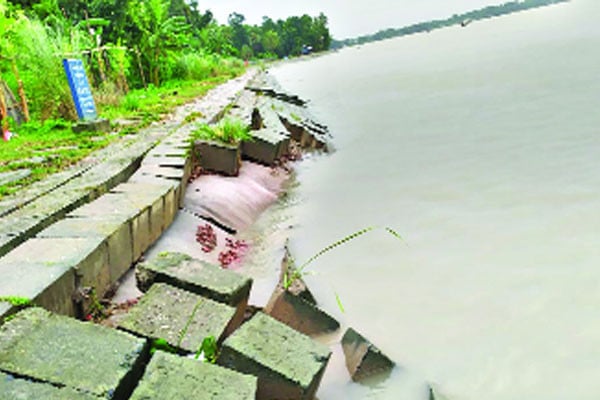 কীর্তনখোলা নদীর তীররক্ষা ব্লকে ধস