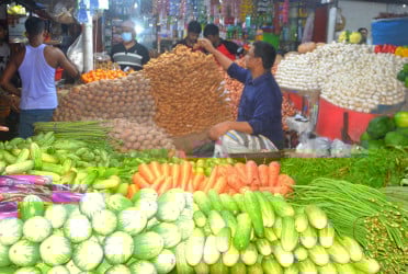 বগুড়ায় স্বস্তির সুবাতাস বইছে সবজির বাজারে