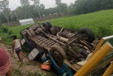 সিরাজগঞ্জে বাস উল্টে নিহত ১