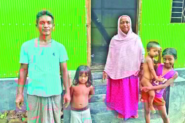 রোগীদের তৃষ্ণা মেটান, দুর্গতদের মাথা গোঁজার ছাদ বানিয়ে দেন