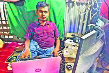 প্রতিবন্ধকতা জয় করে সফল ফ্রিল্যান্সার
