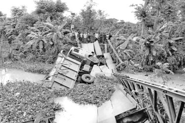 ব্রিজ ভেঙে ট্রাক খালে