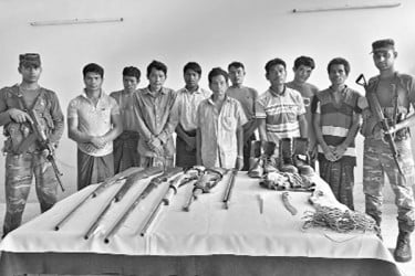 চাঁদাবাজির অভিযোগ অস্ত্রসহ আটক ৯