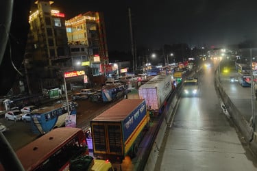 রাতে ঢাকা-চট্টগ্রাম মহাসড়কে তীব্র যানজট, ভোগান্তিতে যাত্রীরা