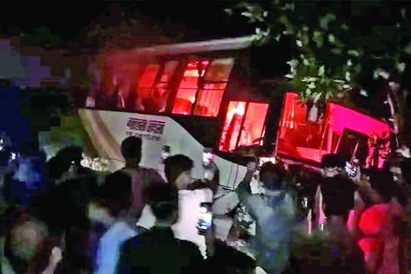 ফুলপুরে বাস ও মাহিন্দ্রার সংঘর্ষে সাত প্রাণহানি