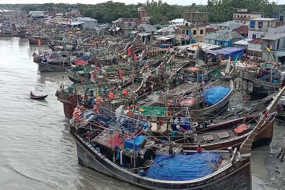 বঙ্গোপসাগর উত্তাল, মহিপুর-আলীপুর আড়ৎ ঘাটে নোঙর শত শত ট্রলার