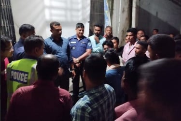সিজারে প্রসূতির মৃত্যু, ক্লিনিক ঘেরাও করে অনশনে পরিবার-এলাকাবাসী