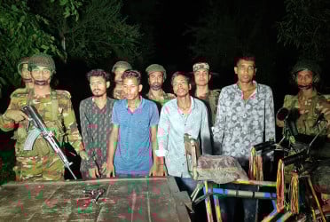গুরুদাসপুরে ৬ ডাকাত আটক