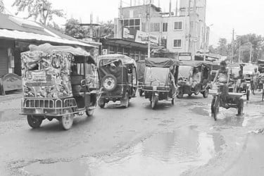 সংস্কার নেই ক্ষতবিক্ষত সড়ক